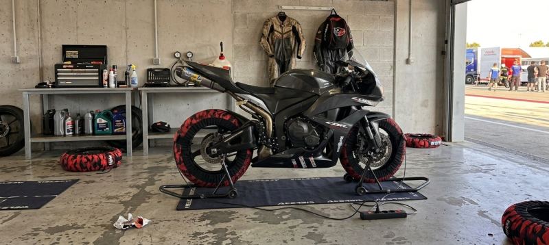 Honda CBR600RR 2007 preparata per la pista, vista di profilo