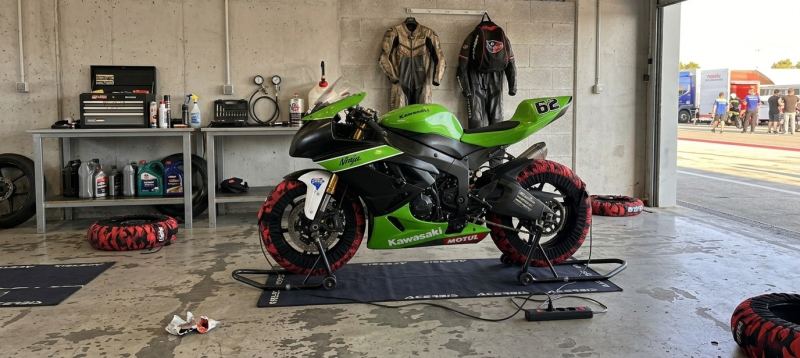 Kawasaki Ninja 636 2006 preparata per la pista, vista di profilo