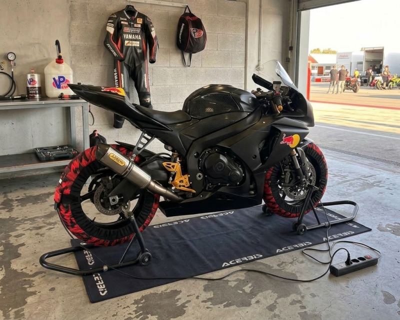 Suzuki GSX-R1000 2008 preparata per la pista, vista di profilo