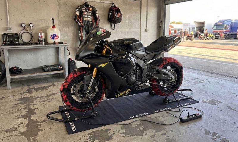 Yamaha YZF-R1 2009 preparata per la pista, vista di profilo