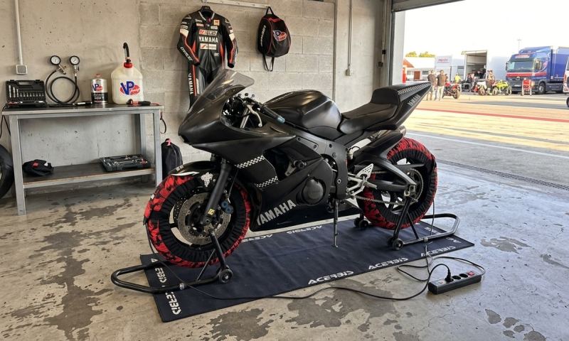 Yamaha YZF-R6 2003 preparata per la pista, vista di profilo